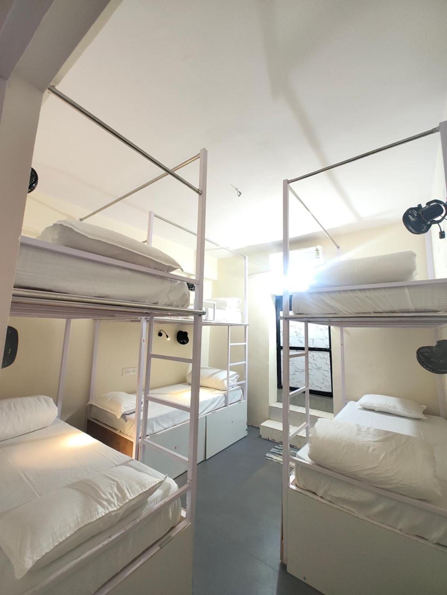 Hot - House Of Travellers, Vagator Hostel Bilik gambar